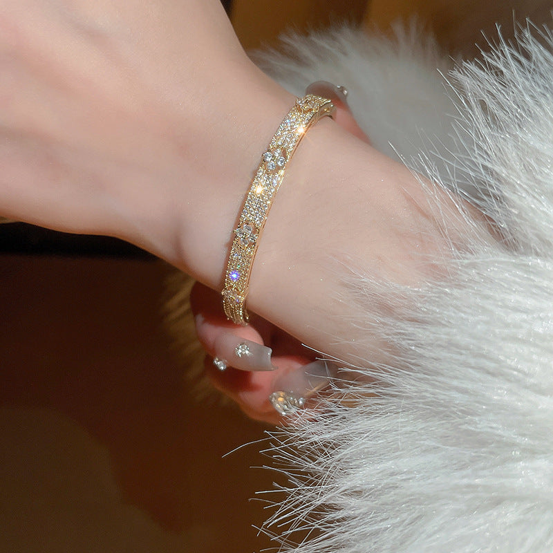 Zircon flower bracelet