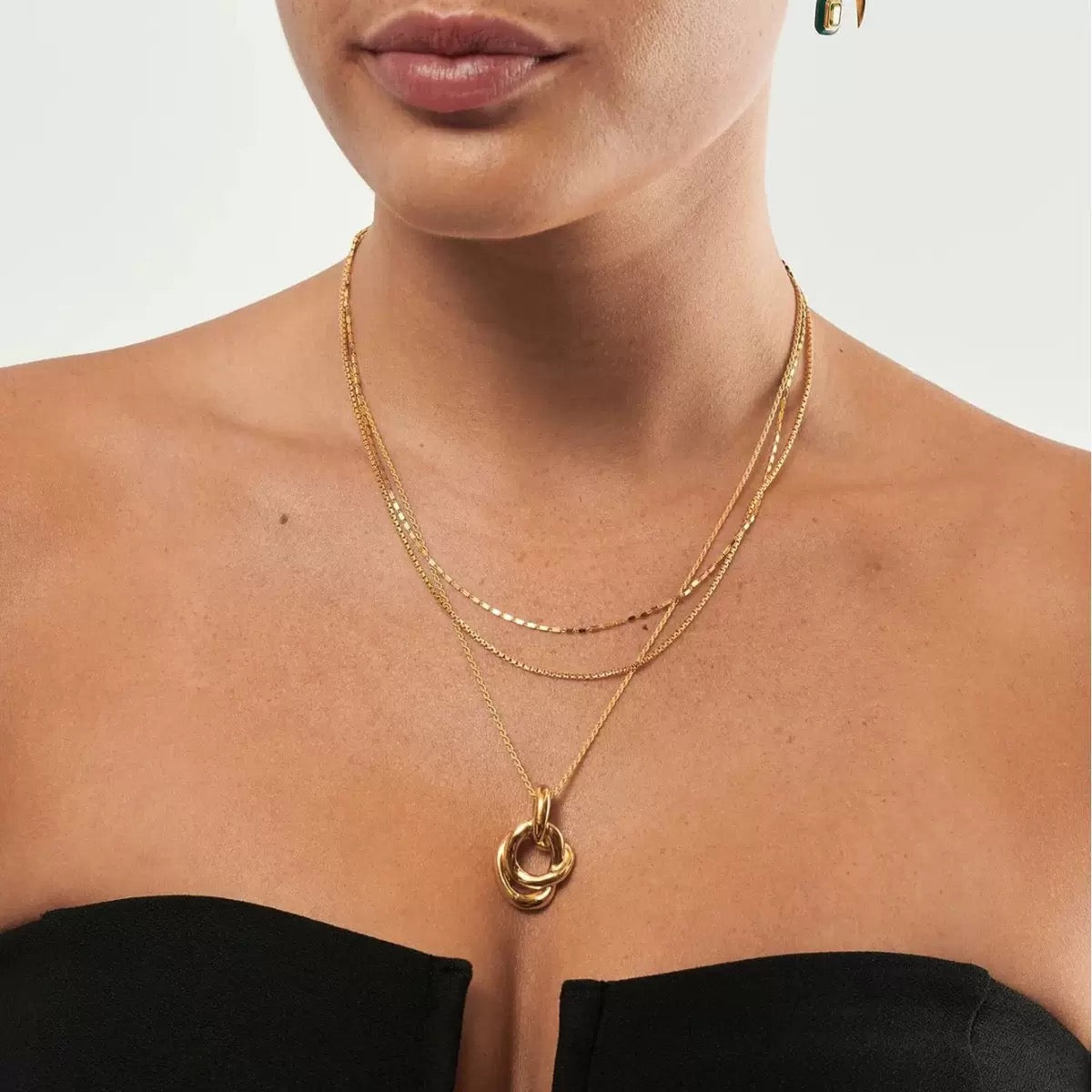 16K Gold Knotted Circle Pendant Necklace