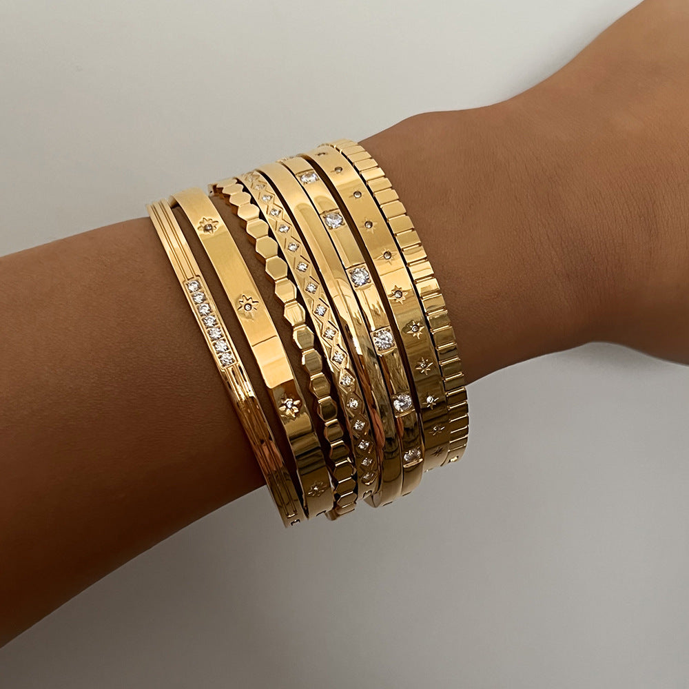 Stainless bracelet with diamond does not fade
