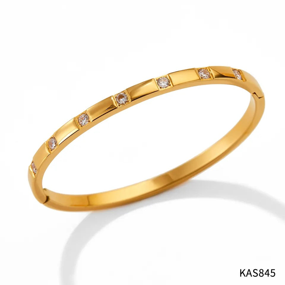 Stainless bracelet with diamond does not fade