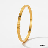 Stainless bracelet with diamond does not fade