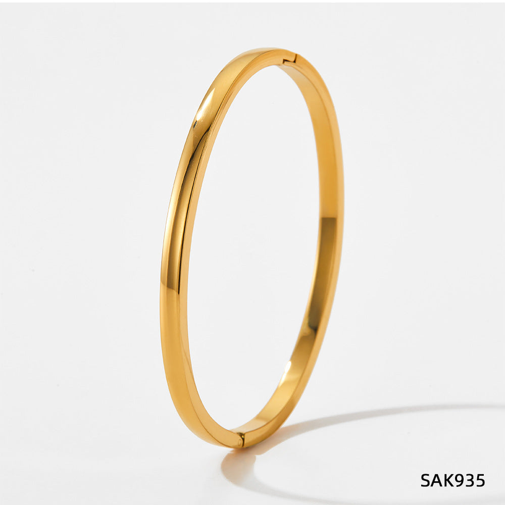 Stainless bracelet with diamond does not fade